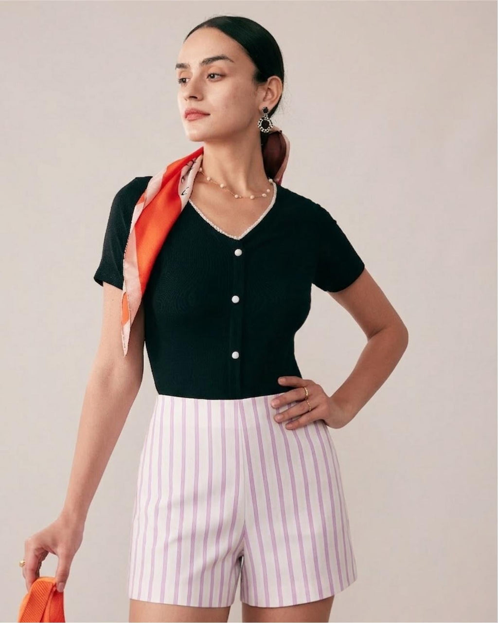Pantalones cortos rosas a rayas con prácticos bolsillos