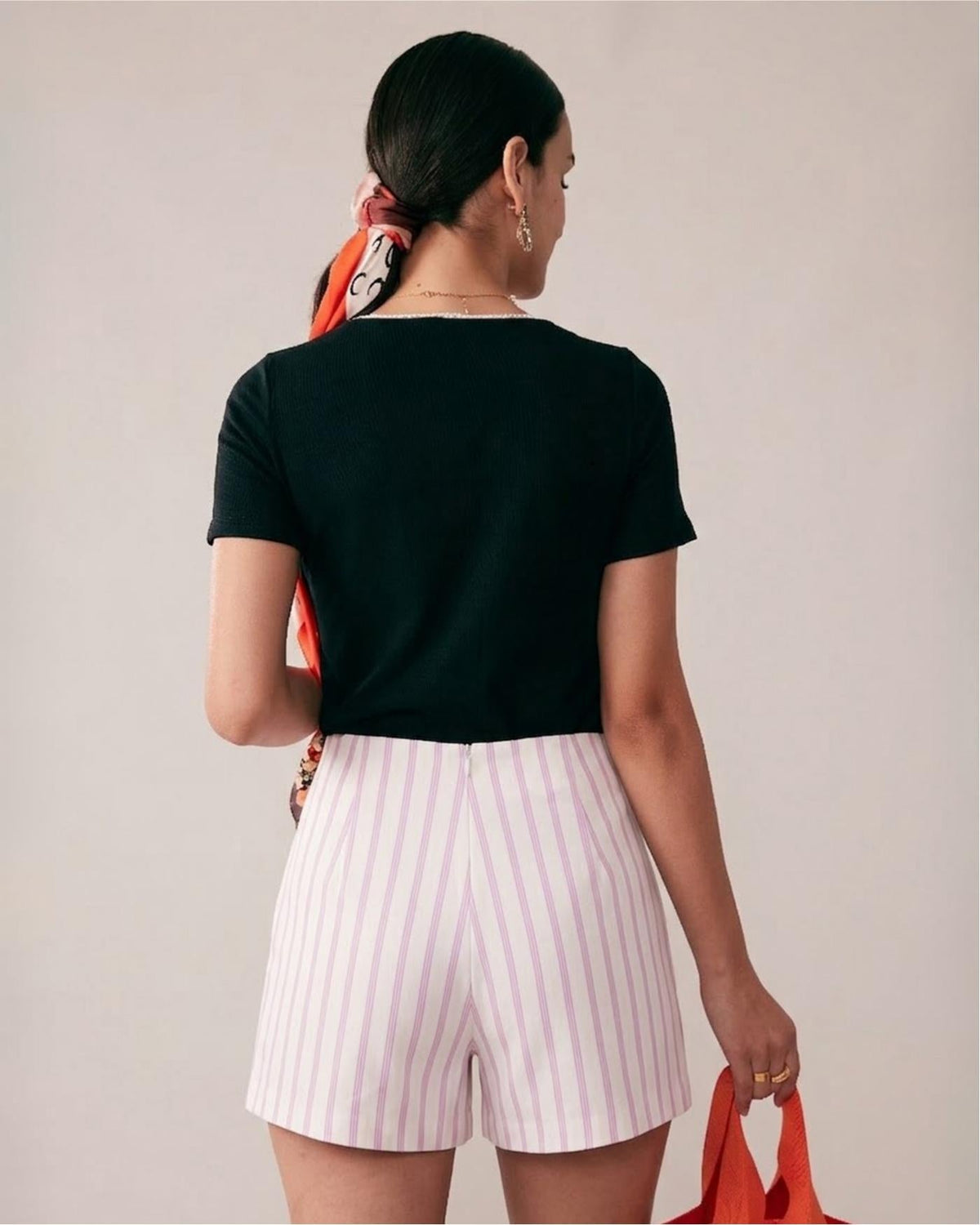 Pantalones cortos rosas a rayas con prácticos bolsillos