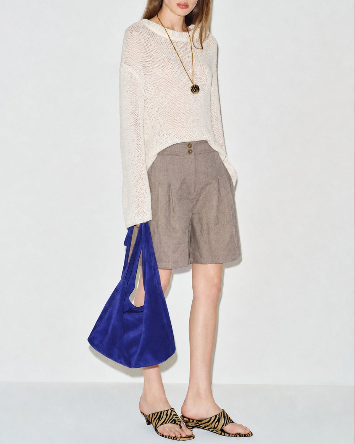Shorts marrones con cintura elástica y bolsillos