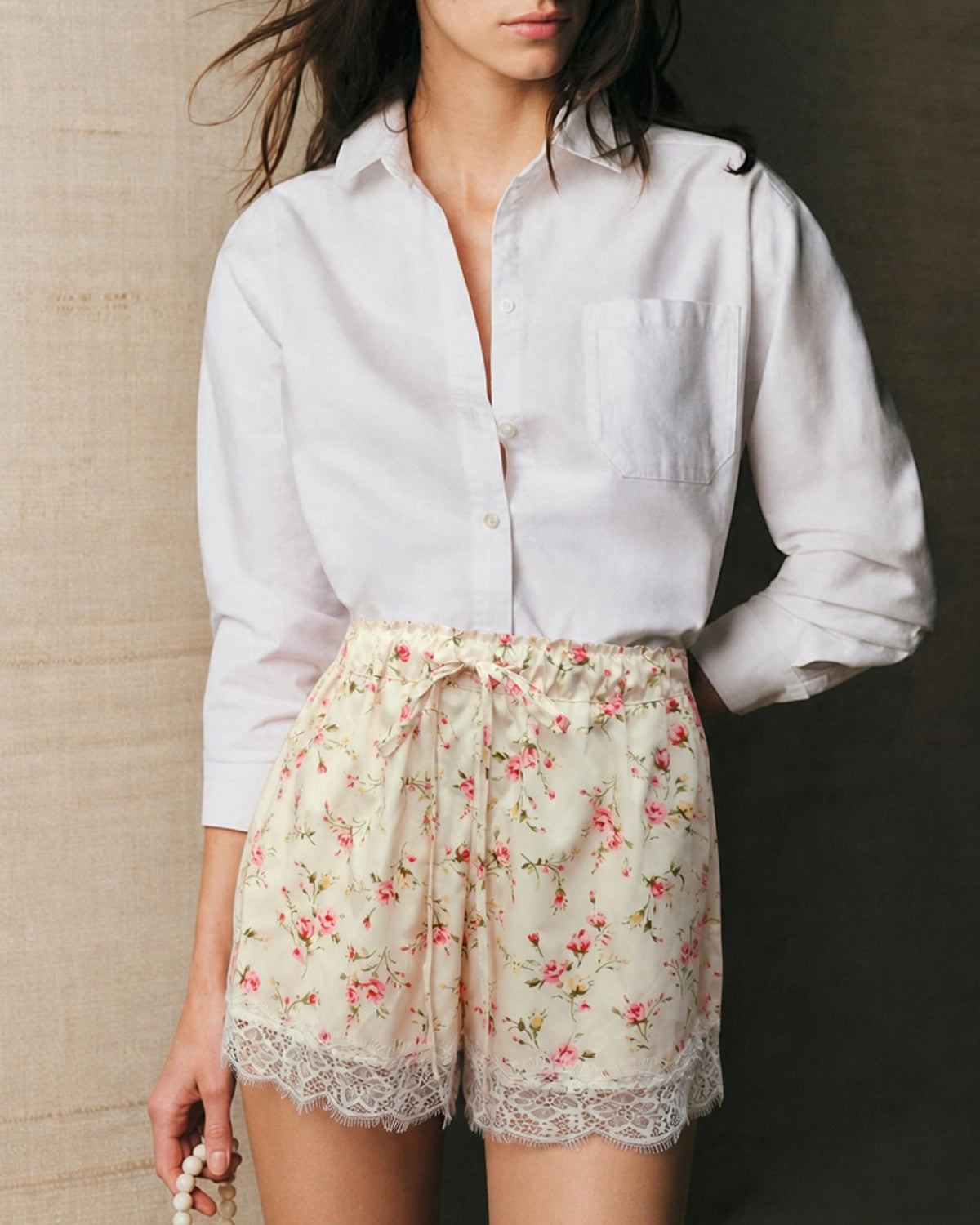 Shorts de encaje floral color albaricoque con cintura elástica cómoda