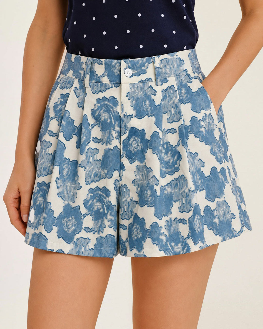 Pantalones cortos azules con estampado floral y bolsillos con botones