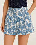 Pantalones cortos azules con estampado floral y bolsillos con botones