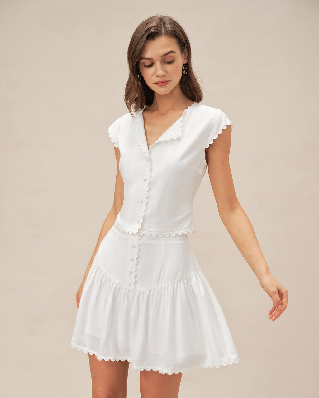 Falda mini blanca elegante fruncida con botones delanteros