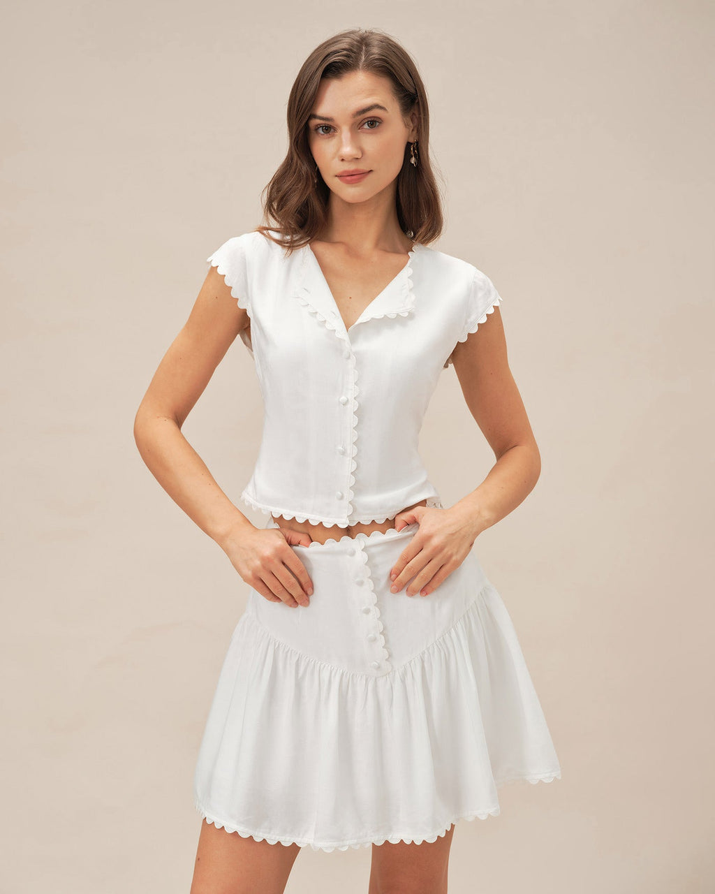 Falda mini blanca elegante fruncida con botones delanteros