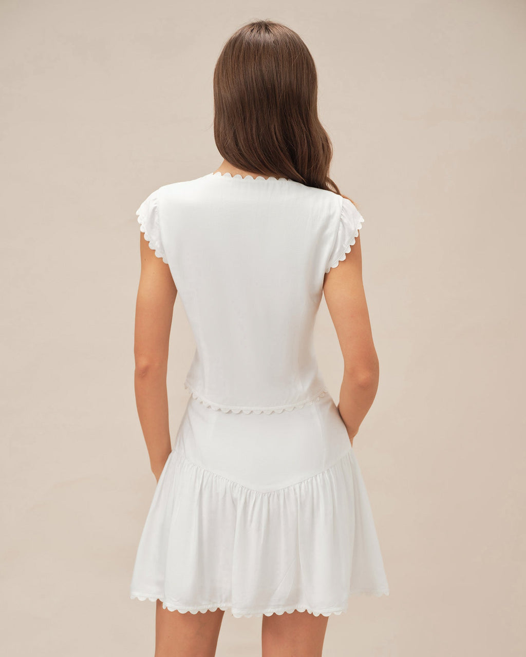 Falda mini blanca elegante fruncida con botones delanteros