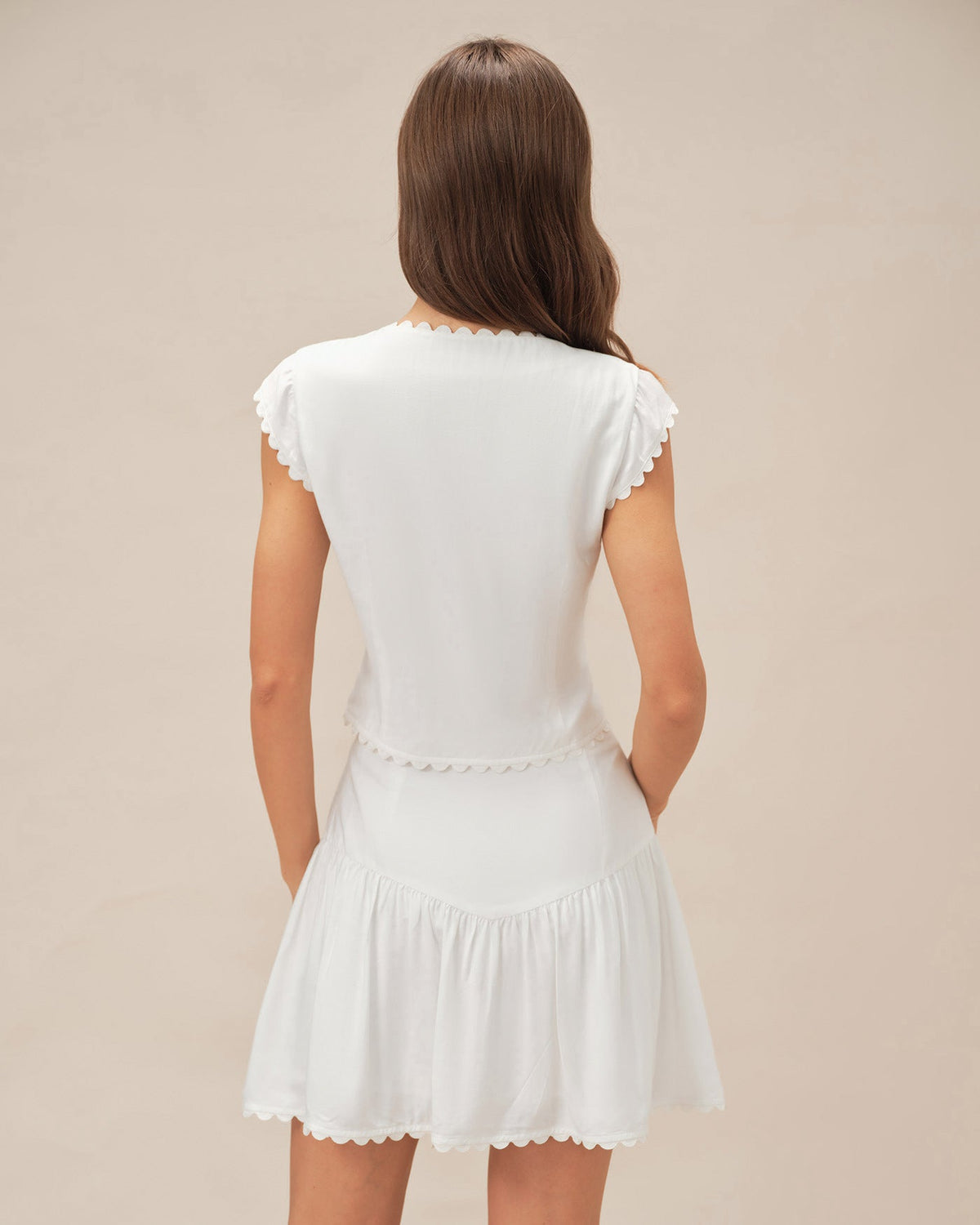 Falda mini blanca elegante fruncida con botones delanteros