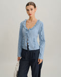 Blusa elegante azul con volantes, escote en V y botones delanteros