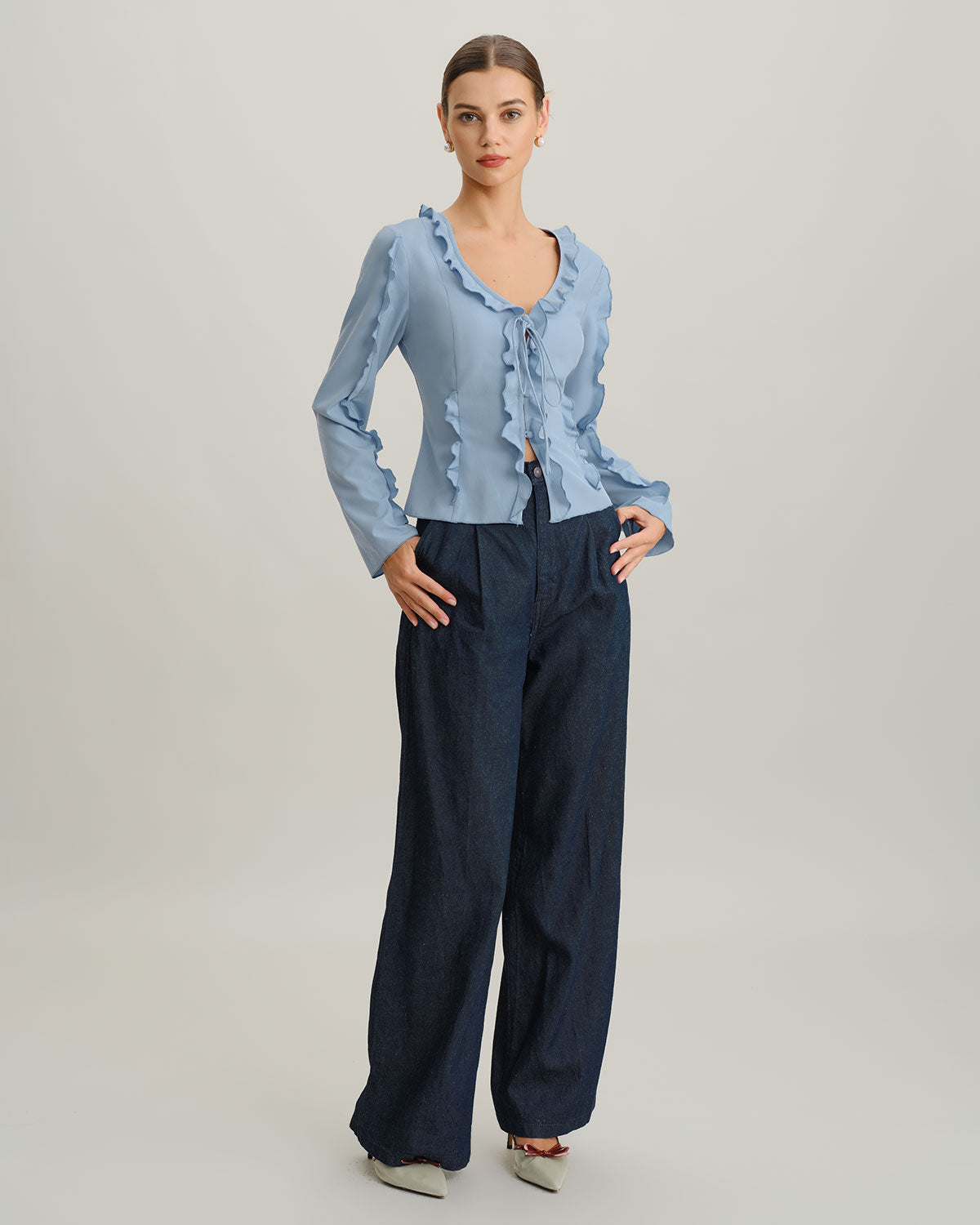 Blusa elegante azul con volantes, escote en V y botones delanteros