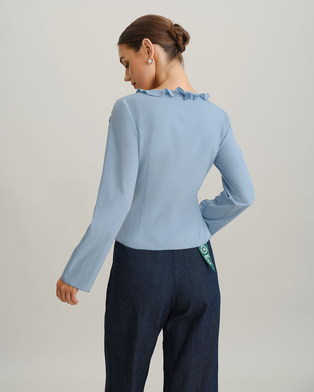 Blusa elegante azul con volantes, escote en V y botones delanteros