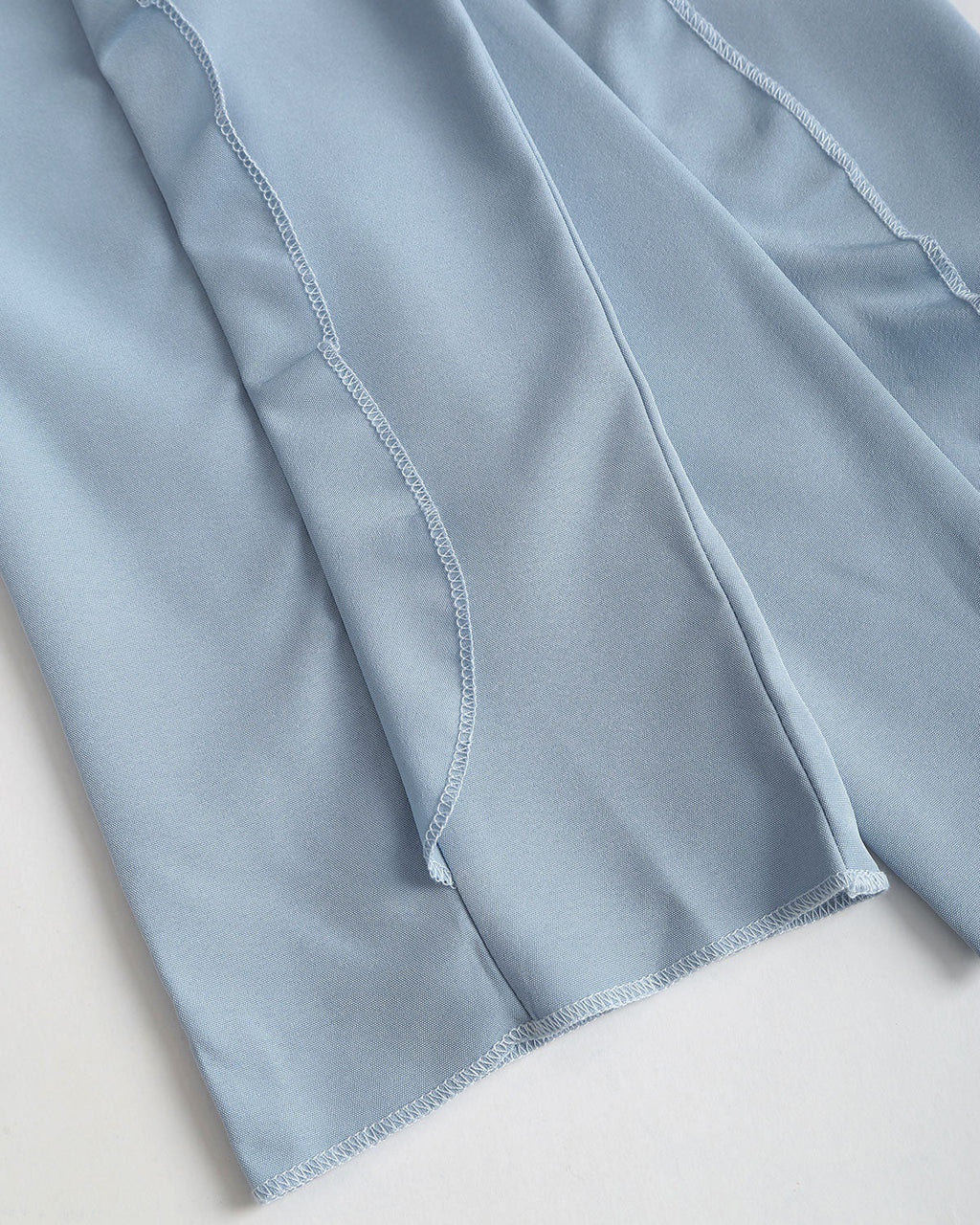 Blusa elegante azul con volantes, escote en V y botones delanteros