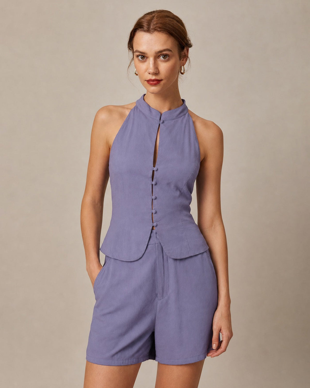 Pantalones cortos morados de cintura natural con bolsillos abotonados