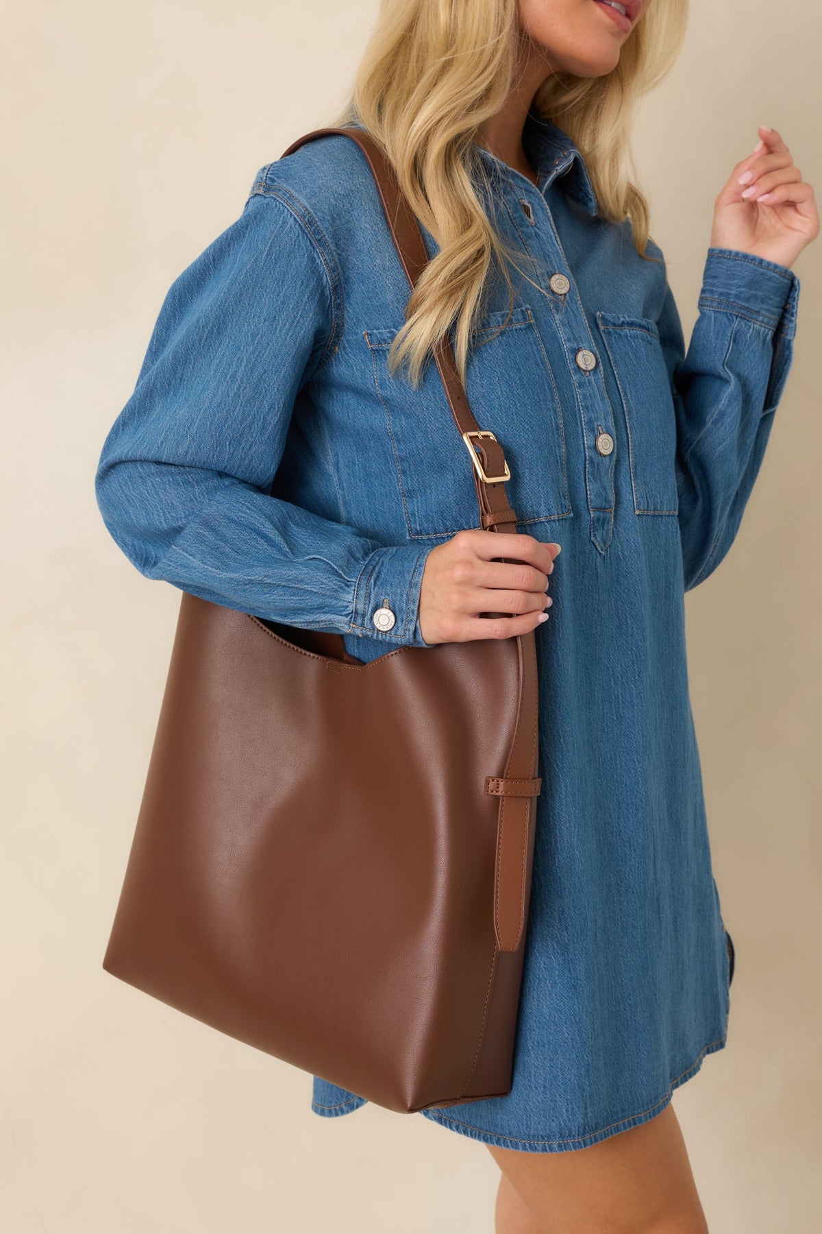Bolso de hombro marrón chocolate