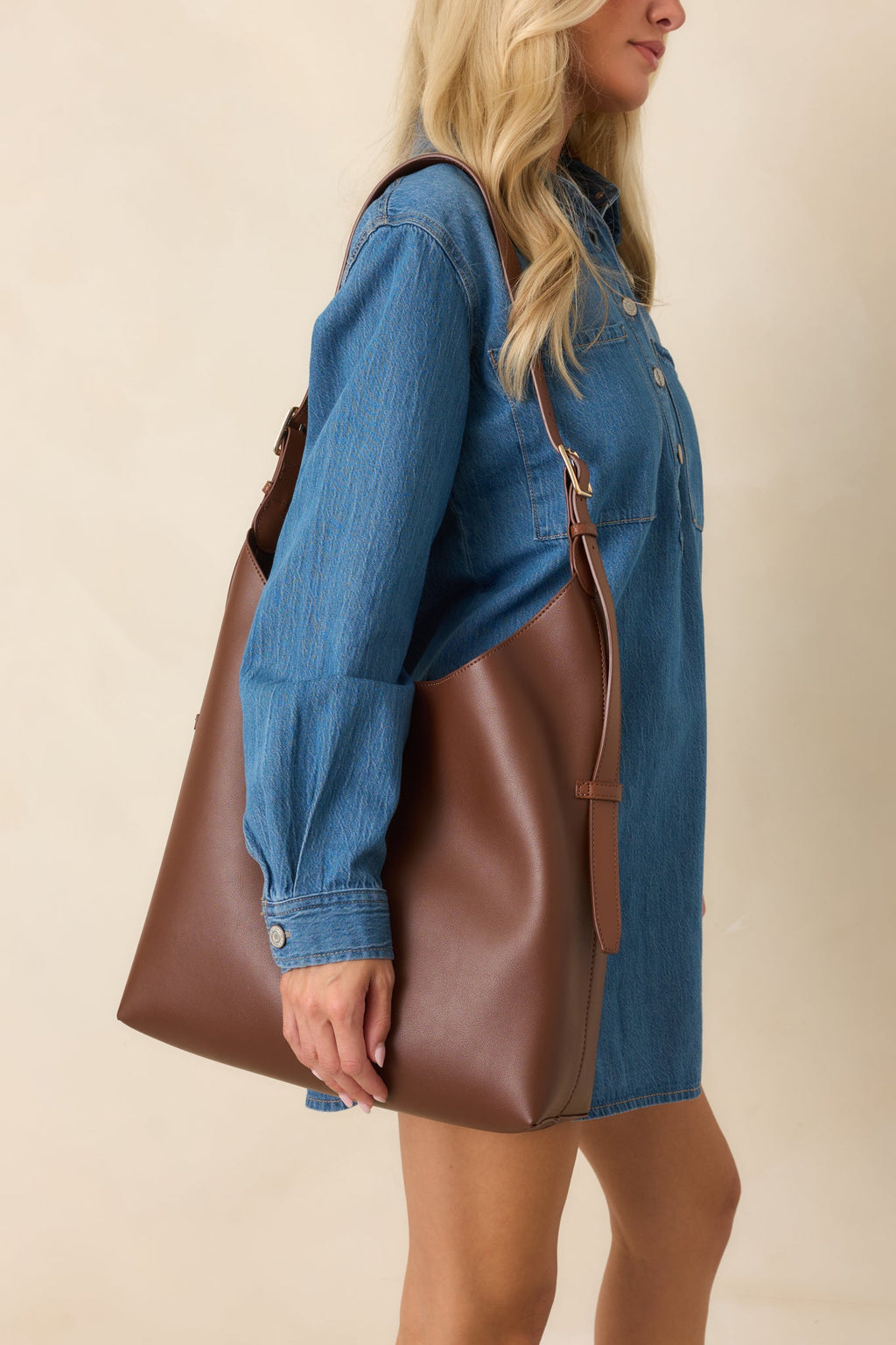 Bolso de hombro marrón chocolate