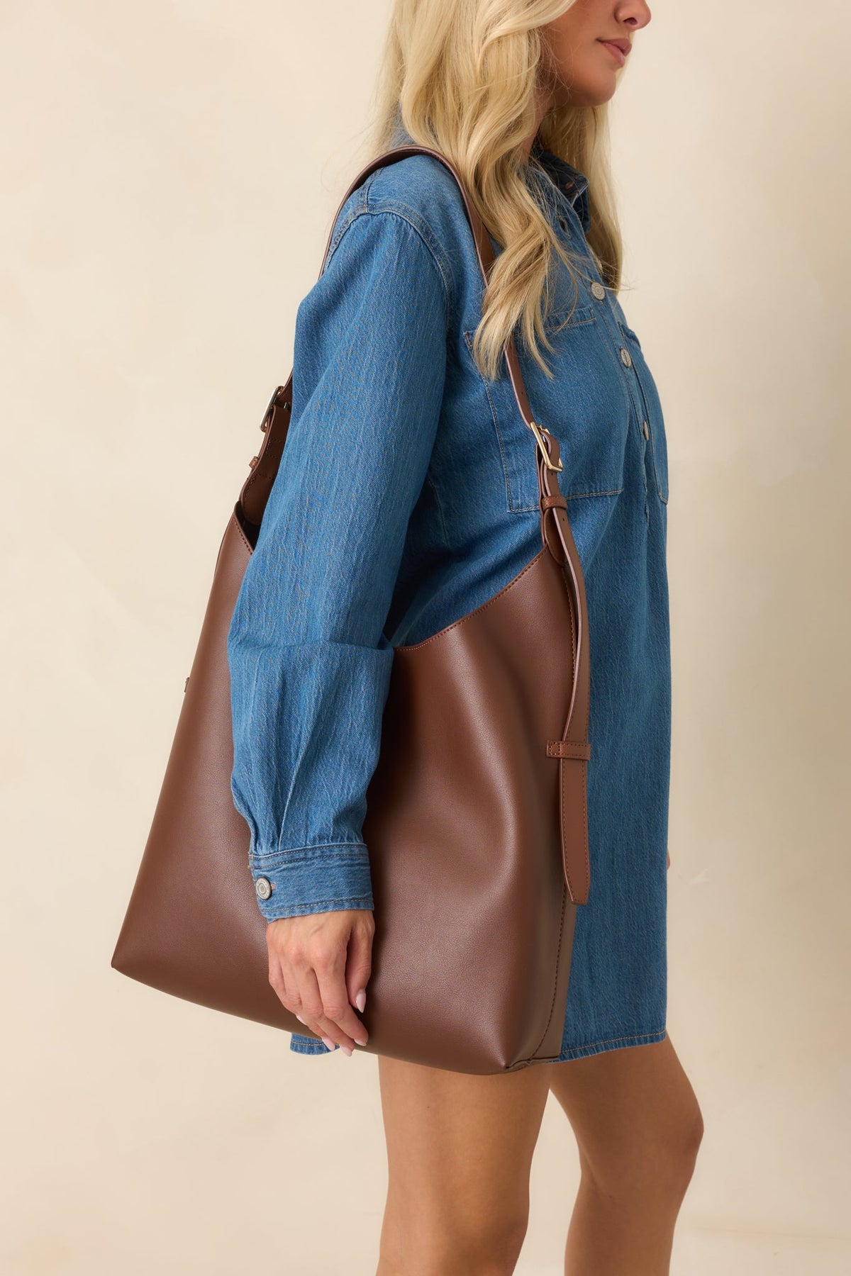 Bolso de hombro marrón chocolate